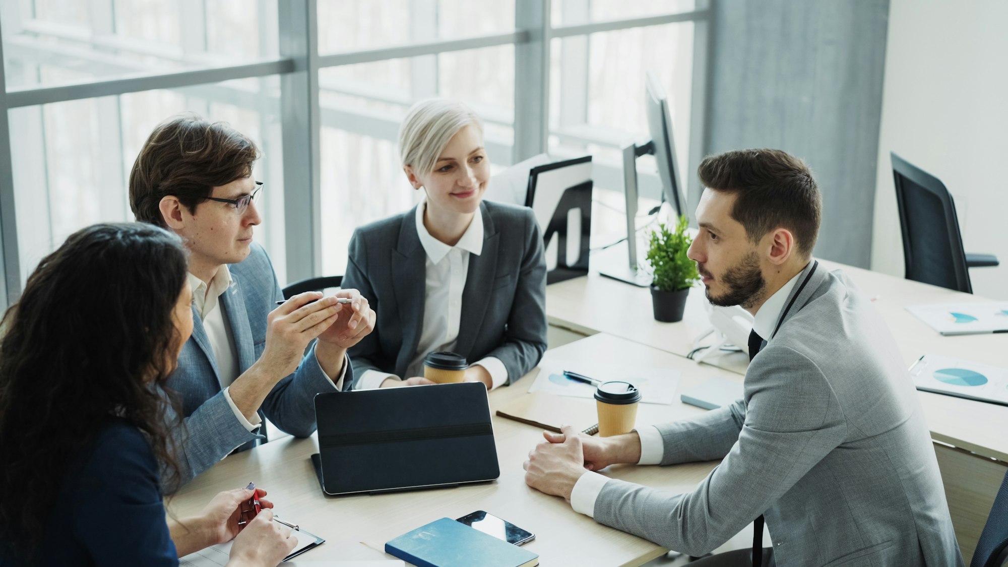 Collega's in overleg aan een tafel in een licht kantoor